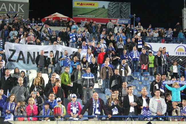 Kibice siedzieli na schodach (dużo zdjęć)