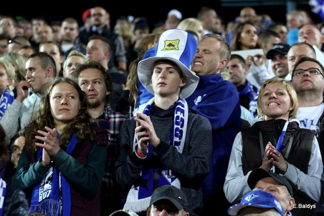 Kibice siedzieli na schodach (dużo zdjęć)