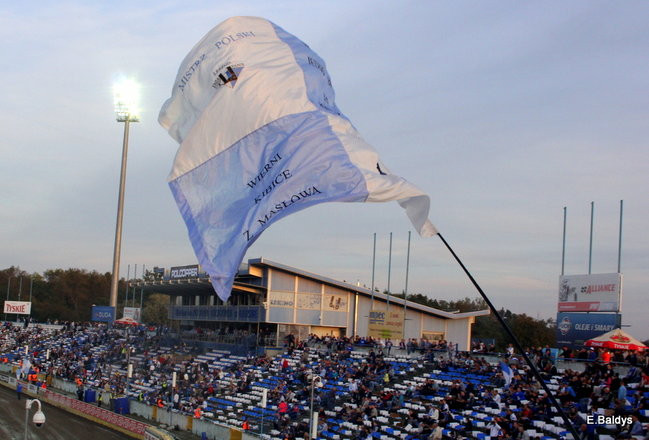 Kibice siedzieli na schodach (dużo zdjęć)