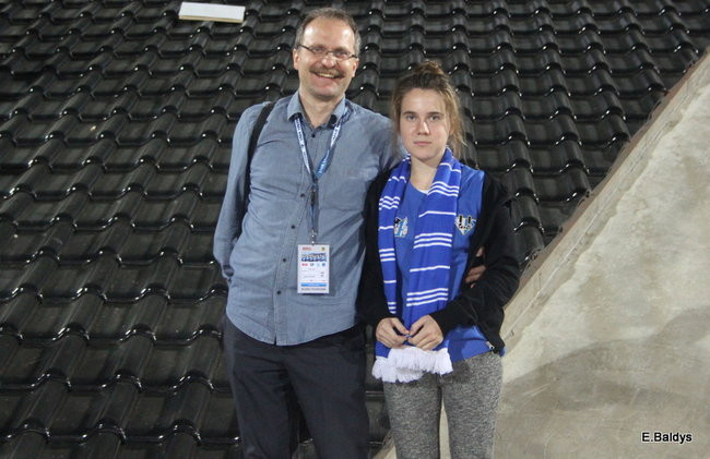 Kibice siedzieli na schodach (dużo zdjęć)