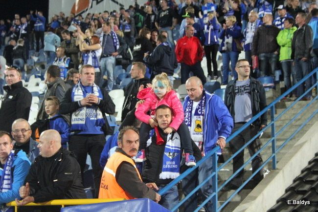 Kibice siedzieli na schodach (dużo zdjęć)