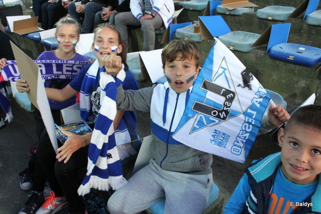 Kibice siedzieli na schodach (dużo zdjęć)