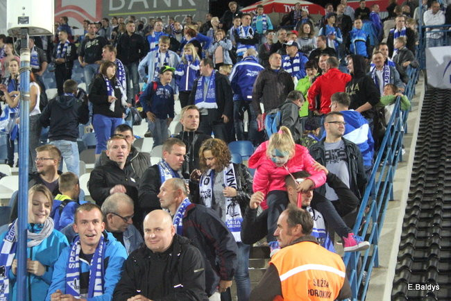 Kibice siedzieli na schodach (dużo zdjęć)