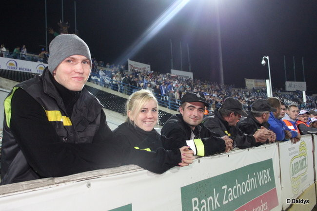 Kibice siedzieli na schodach (dużo zdjęć)