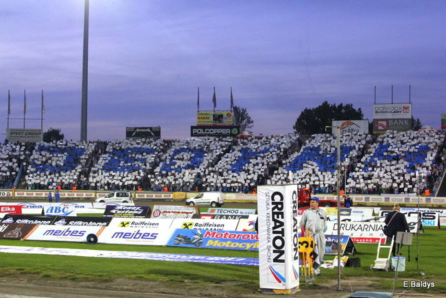 Kibice siedzieli na schodach (dużo zdjęć)