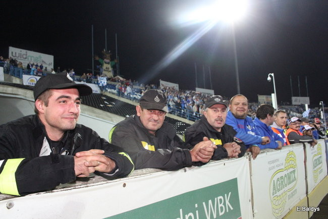 Kibice siedzieli na schodach (dużo zdjęć)