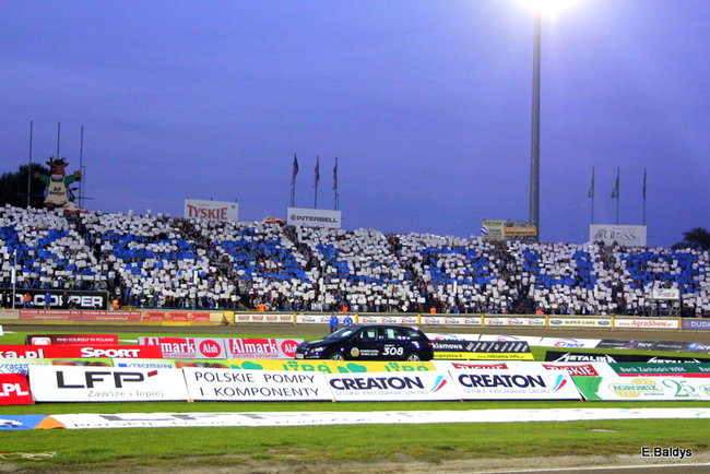 Kibice siedzieli na schodach (dużo zdjęć)