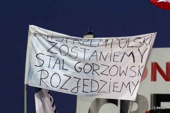 Kibice siedzieli na schodach (dużo zdjęć)