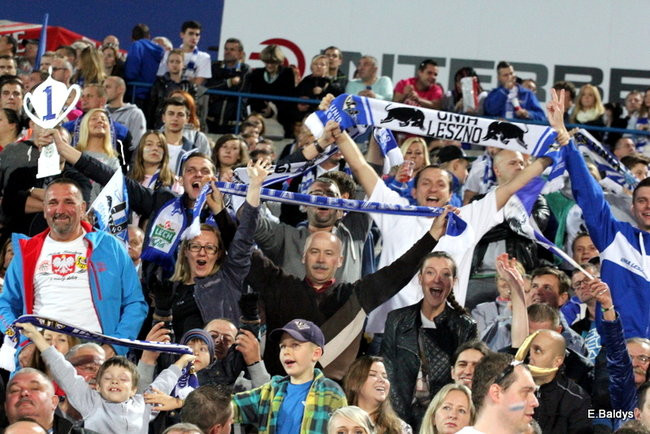 Kibice siedzieli na schodach (dużo zdjęć)