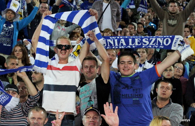 Kibice siedzieli na schodach (dużo zdjęć)