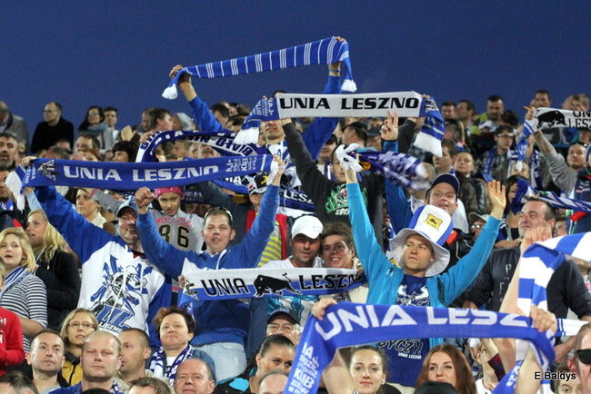 Kibice siedzieli na schodach (dużo zdjęć)