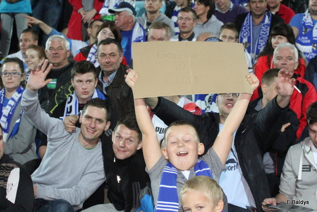 Kibice siedzieli na schodach (dużo zdjęć)