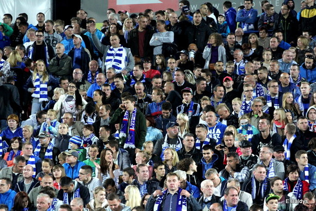 Kibice siedzieli na schodach (dużo zdjęć)