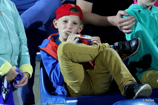 Kibice siedzieli na schodach (dużo zdjęć)