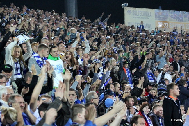 Kibice siedzieli na schodach (dużo zdjęć)