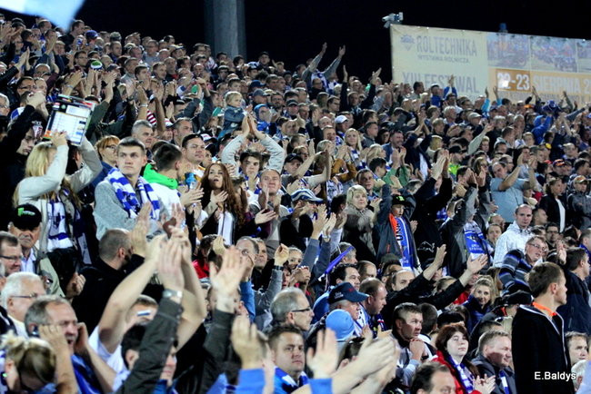 Kibice siedzieli na schodach (dużo zdjęć)