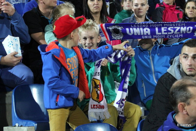 Kibice siedzieli na schodach (dużo zdjęć)