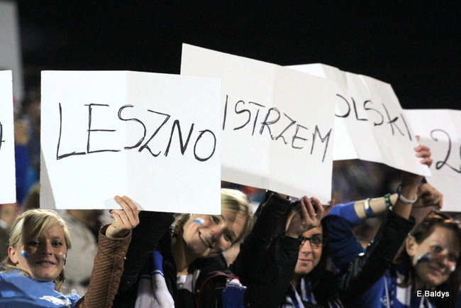 Kibice siedzieli na schodach (dużo zdjęć)