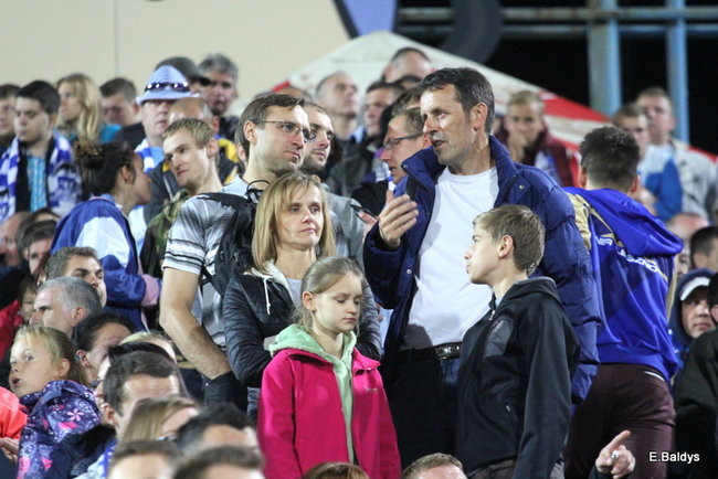 Kibice siedzieli na schodach (dużo zdjęć)