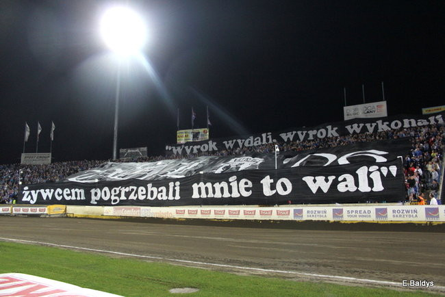 Kibice siedzieli na schodach (dużo zdjęć)