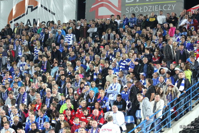 Kibice siedzieli na schodach (dużo zdjęć)
