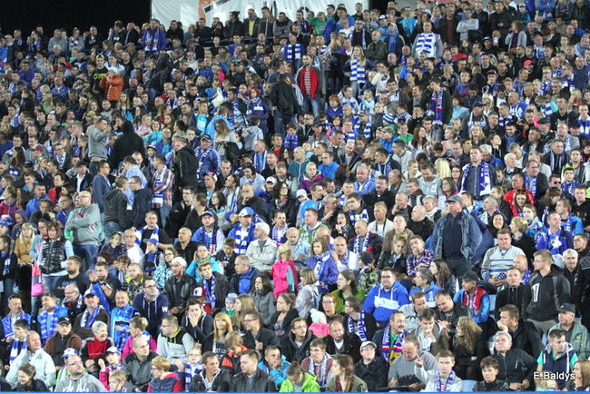 Kibice siedzieli na schodach (dużo zdjęć)