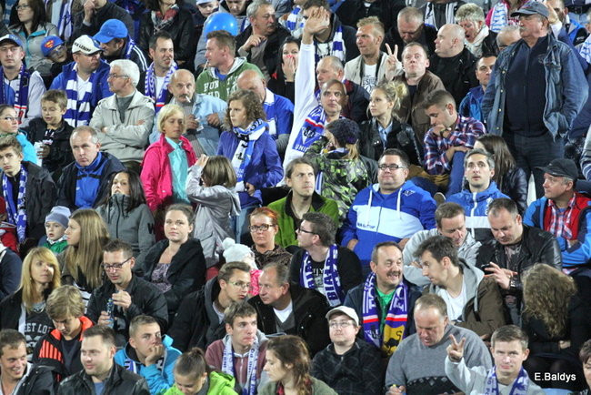 Kibice siedzieli na schodach (dużo zdjęć)