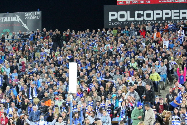 Kibice siedzieli na schodach (dużo zdjęć)