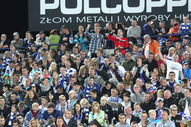 Kibice siedzieli na schodach (dużo zdjęć)