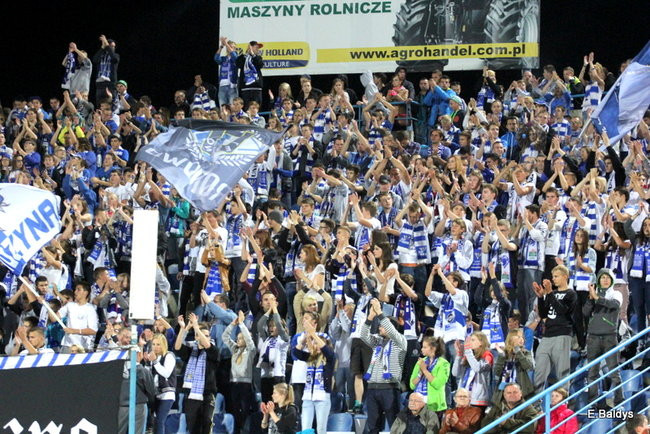 Kibice siedzieli na schodach (dużo zdjęć)