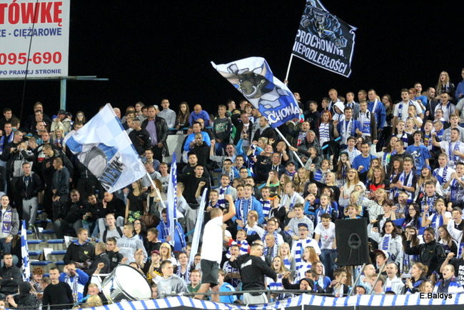 Kibice siedzieli na schodach (dużo zdjęć)