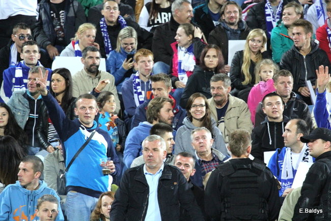 Kibice siedzieli na schodach (dużo zdjęć)