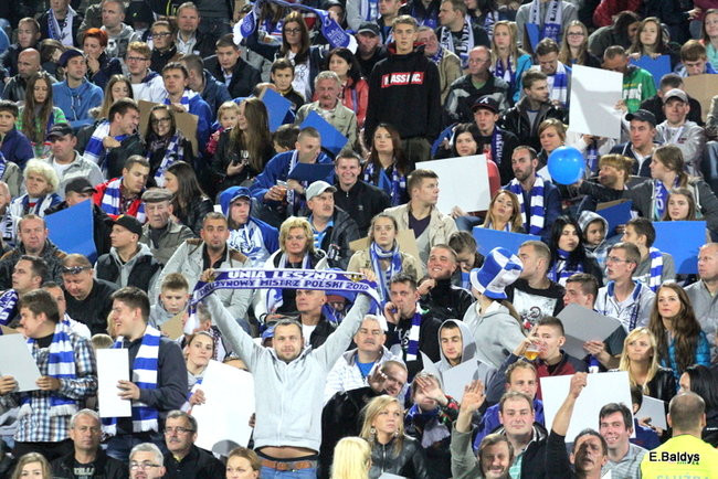 Kibice siedzieli na schodach (dużo zdjęć)