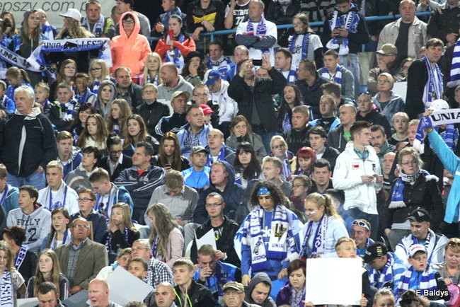 Kibice siedzieli na schodach (dużo zdjęć)