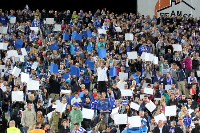 Kibice siedzieli na schodach (dużo zdjęć)