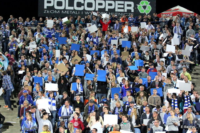 Kibice siedzieli na schodach (dużo zdjęć)