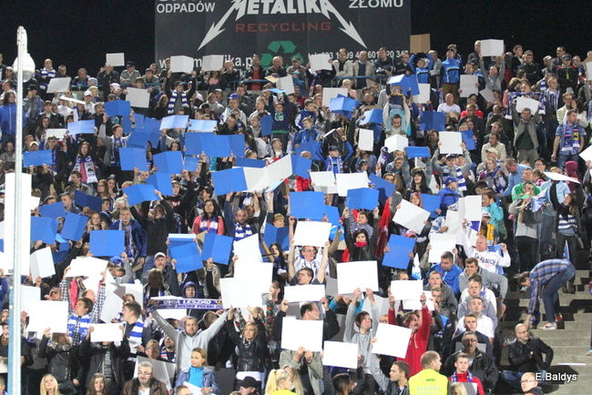 Kibice siedzieli na schodach (dużo zdjęć)