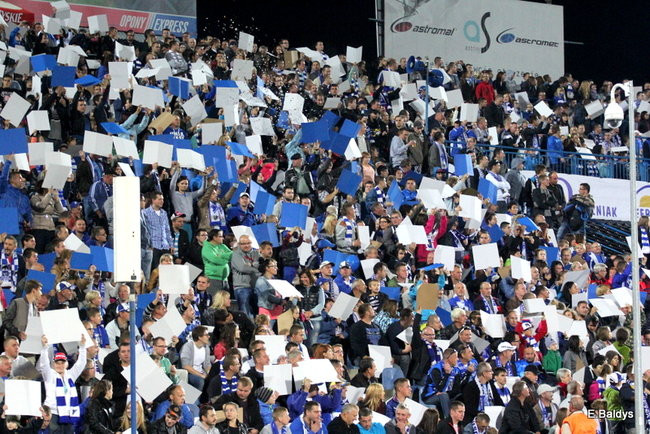 Kibice siedzieli na schodach (dużo zdjęć)