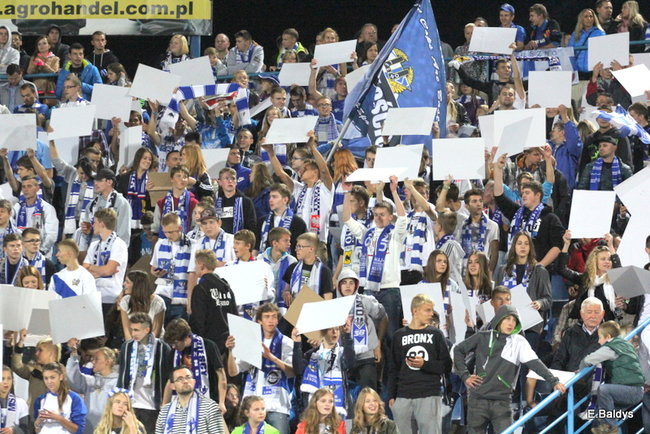 Kibice siedzieli na schodach (dużo zdjęć)