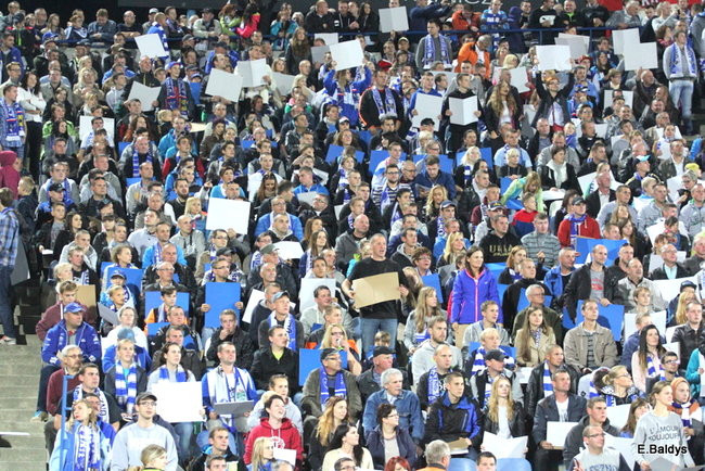 Kibice siedzieli na schodach (dużo zdjęć)