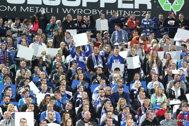 Kibice siedzieli na schodach (dużo zdjęć)