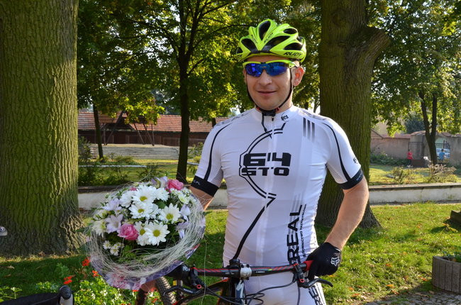 Nowożeńcy w kolarskim szpalerze ( zdjęcia)