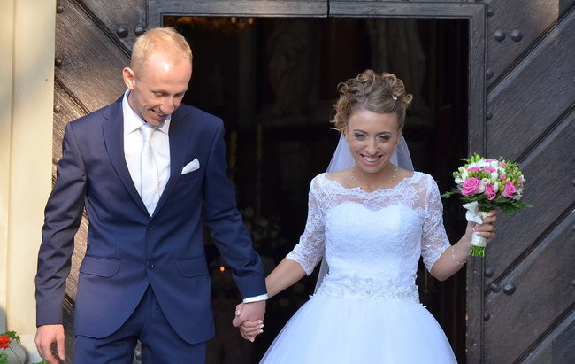 Nowożeńcy w kolarskim szpalerze ( zdjęcia)