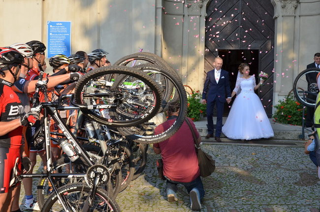 Nowożeńcy w kolarskim szpalerze ( zdjęcia)