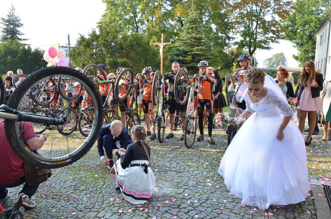Nowożeńcy w kolarskim szpalerze ( zdjęcia)