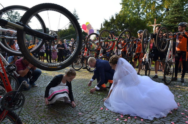 Nowożeńcy w kolarskim szpalerze ( zdjęcia)
