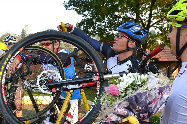 Nowożeńcy w kolarskim szpalerze ( zdjęcia)