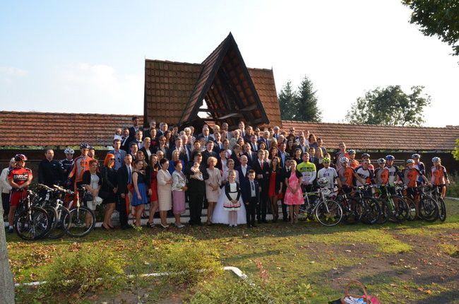 Nowożeńcy w kolarskim szpalerze ( zdjęcia)