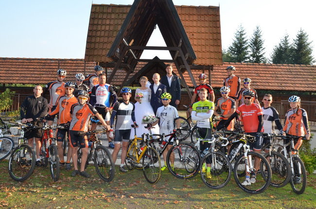 Nowożeńcy w kolarskim szpalerze ( zdjęcia)