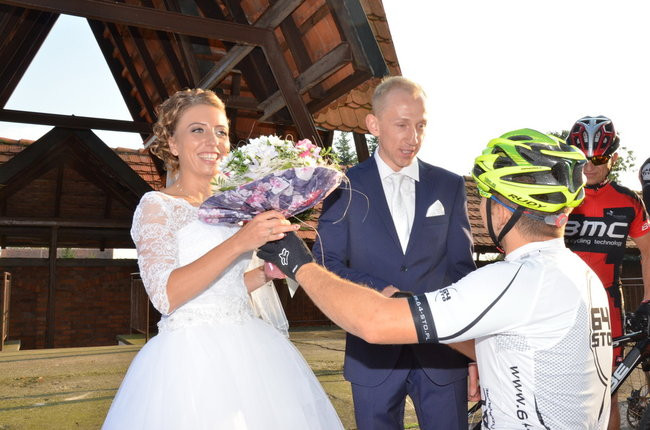 Nowożeńcy w kolarskim szpalerze ( zdjęcia)